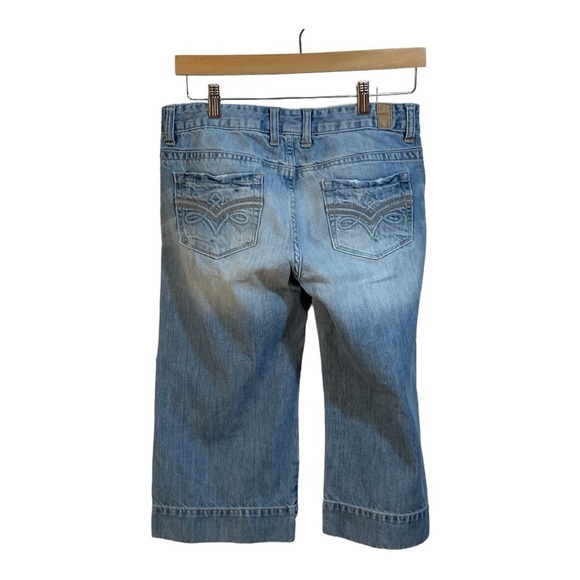 💰Maurices Wide leg Low Rise Cropped Light Wash Distressed Capris - Size 9-10 - Picture 4 of 9